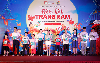 Đêm hội Trăng rằm 2025 rực rỡ sắc màu tuổi thơ tại Đại học Duy Tân
