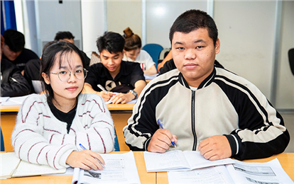 Hồ Dân Chính - Sinh viên ĐH Duy Tân với hành trình đầy nghị lực trên giảng đường