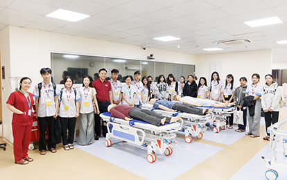 Vượt đường xa, học sinh THPT Trần Kỳ Phong, Quảng Ngãi đến DTU khám phá không gian học tập cho tương lai