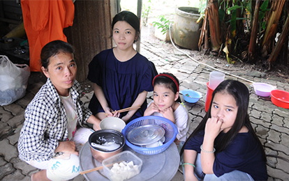 Nữ sinh viên không cha, đậu Đại học nhưng phải đi làm công nhân được ĐH Duy Tân tặng 90% học phí 4 năm