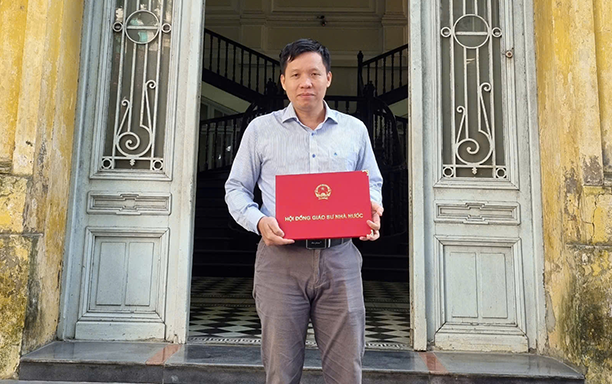 Assoc.Prof. Dr Nguyen Quang Hung of DTU Achieves Title of Professor in Physics in 2024