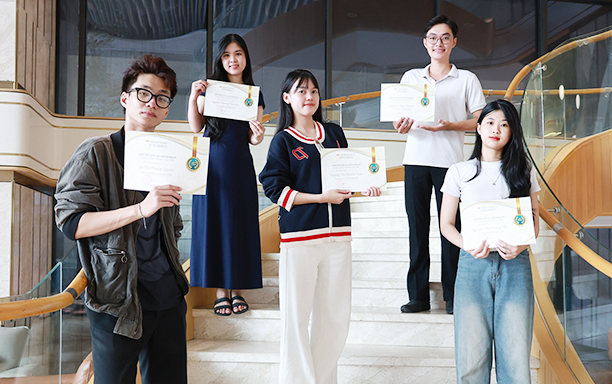Sinh viên Đại học Duy Tân nhận Chứng chỉ Thực tập Lotusmiles của Vietnam Airlines