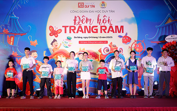 Đêm hội Trăng rằm 2025 rực rỡ sắc màu tuổi thơ tại Đại học Duy Tân