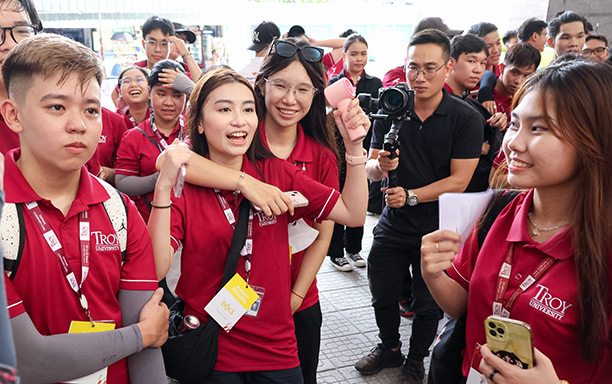 Running Trojans 2025 - Tràn đầy năng lượng cùng Sinh viên Chương trình Troy, ĐH Duy Tân