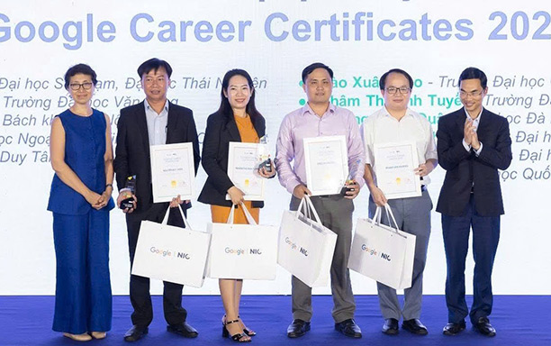 Thầy trò ĐH Duy Tân được Vinh danh tại Chương trình Phát triển nhân tài số 2025