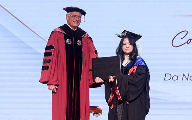 Trao Bằng Tốt nghiệp cho Sinh viên Chương trình Du học tại chỗ lấy bằng Mỹ