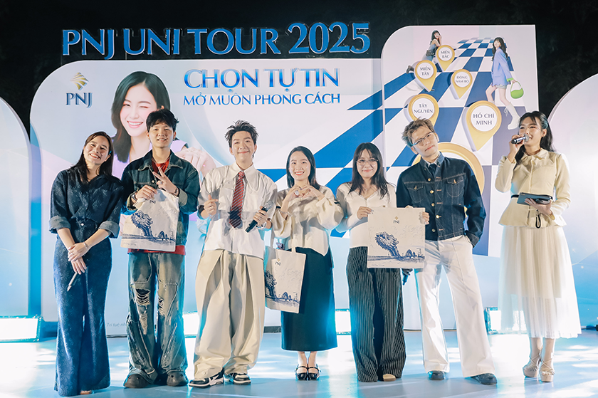 Anh tài Tăng Phúc “cháy” hết mình cùng Sinh viên Duy Tân tại PNJ Uni Tour 2025