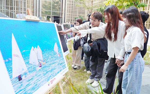 Gen Z thích thú xem triển lãm ảnh Đà Nẵng sôi động, sắc màu