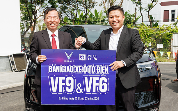 VinFast trao xe VF9 & VF6 cho sinh viên Duy Tân nghiên cứu và thực hành