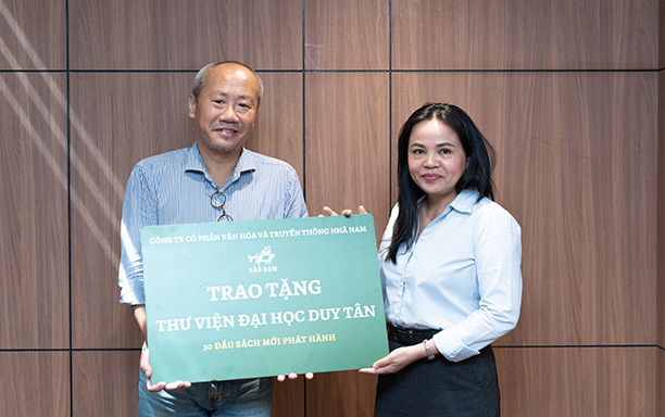 Nhã Nam trao tặng Sách cho Thư viện Đại học Duy Tân