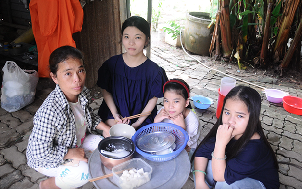 Nữ sinh viên không cha, đậu Đại học nhưng phải đi làm công nhân được ĐH Duy Tân tặng 90% học phí 4 năm