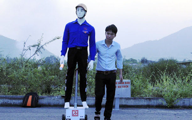 Robot dẫn người qua đường