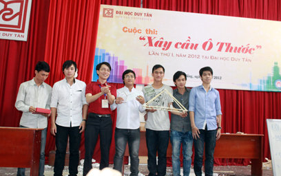 Cuộc thi Xây cầu Ô Thước tại ĐH Duy Tân