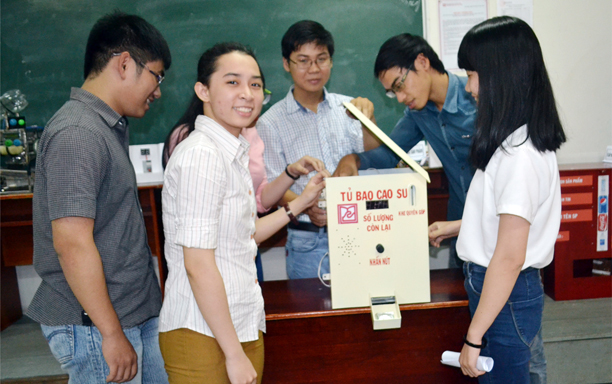 Sinh viên Duy Tân sáng tạo Máy phát Bao cao su 'có một không hai'