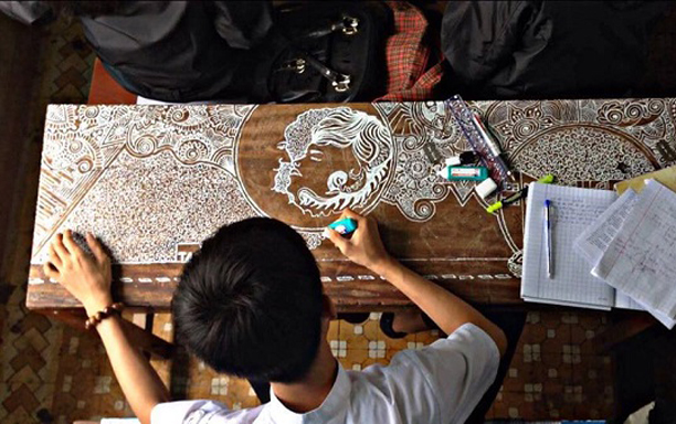 Choáng váng trước Kiệt tác vẽ lên bàn của chàng Tân SV DTU