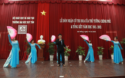ĐH Duy Tân nhận Cờ thi đua của Chính phủ